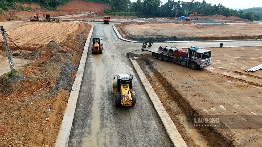 Nhà thầu đẩy nhanh tiến độ thi công khu tái định cư phục vụ dự án đường sắt