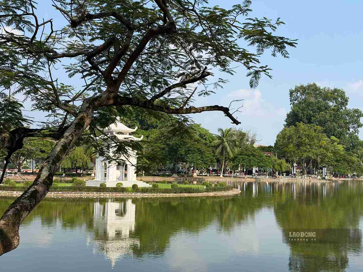 Hồ Bán Nguyệt là một điểm nhấn cảnh quan trong không gian đô thị Phố Hiến. Ảnh chụp 28.9. Ảnh: Mai Hương