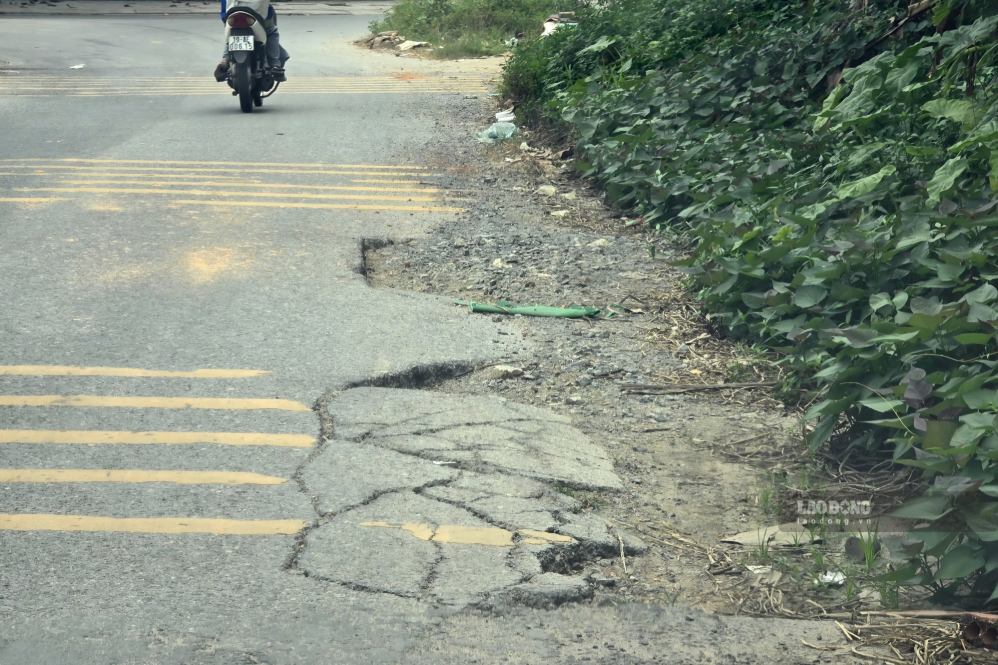 Trên tuyến đã có một số vị trí xuống cấp. Ảnh: Tô Công