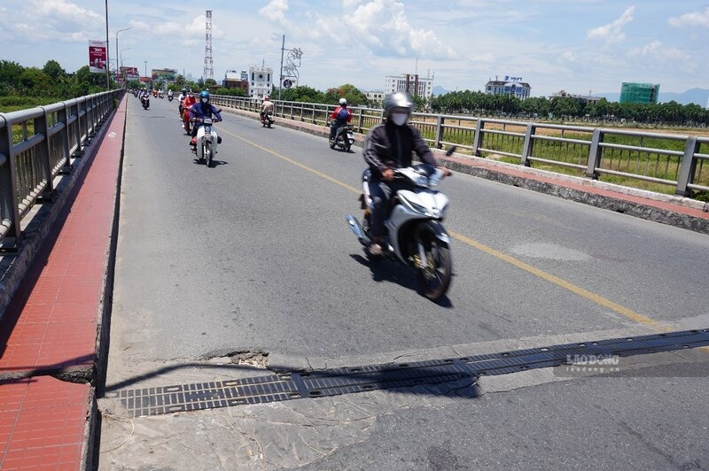 Cầu Trà Khúc đã được sửa chữa nhiều lần nhưng hiện vẫn xuống cấp nghiêm trọng. Ảnh: Viên Nguyễn