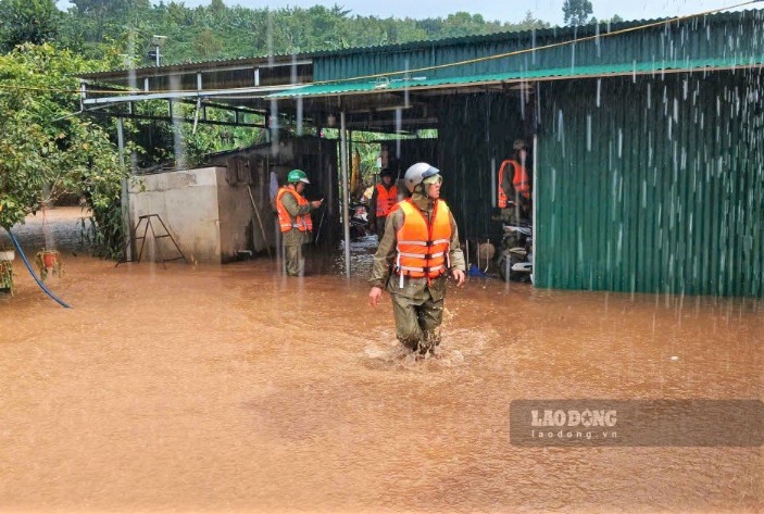 Lực lượng dân quân xã Bảo Lâm 2 bám địa bàn kiểm tra tình hình mưa lũ tại thôn 9 Lộc Đức vào chiều 4.10. Ảnh: Phúc Khánh