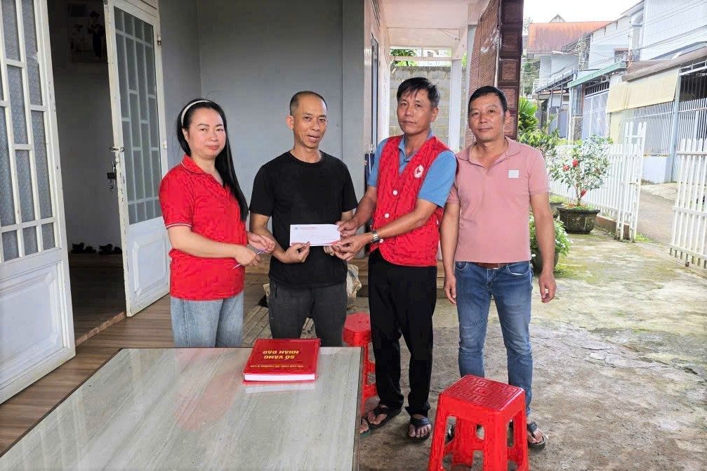 Hội Chữ thập đỏ phường B'Lao trao hỗ trợ cho các hộ dân bị thiệt hại do mưa lũ. Ảnh: Hoài Thanh (chụp ngày 4.10)