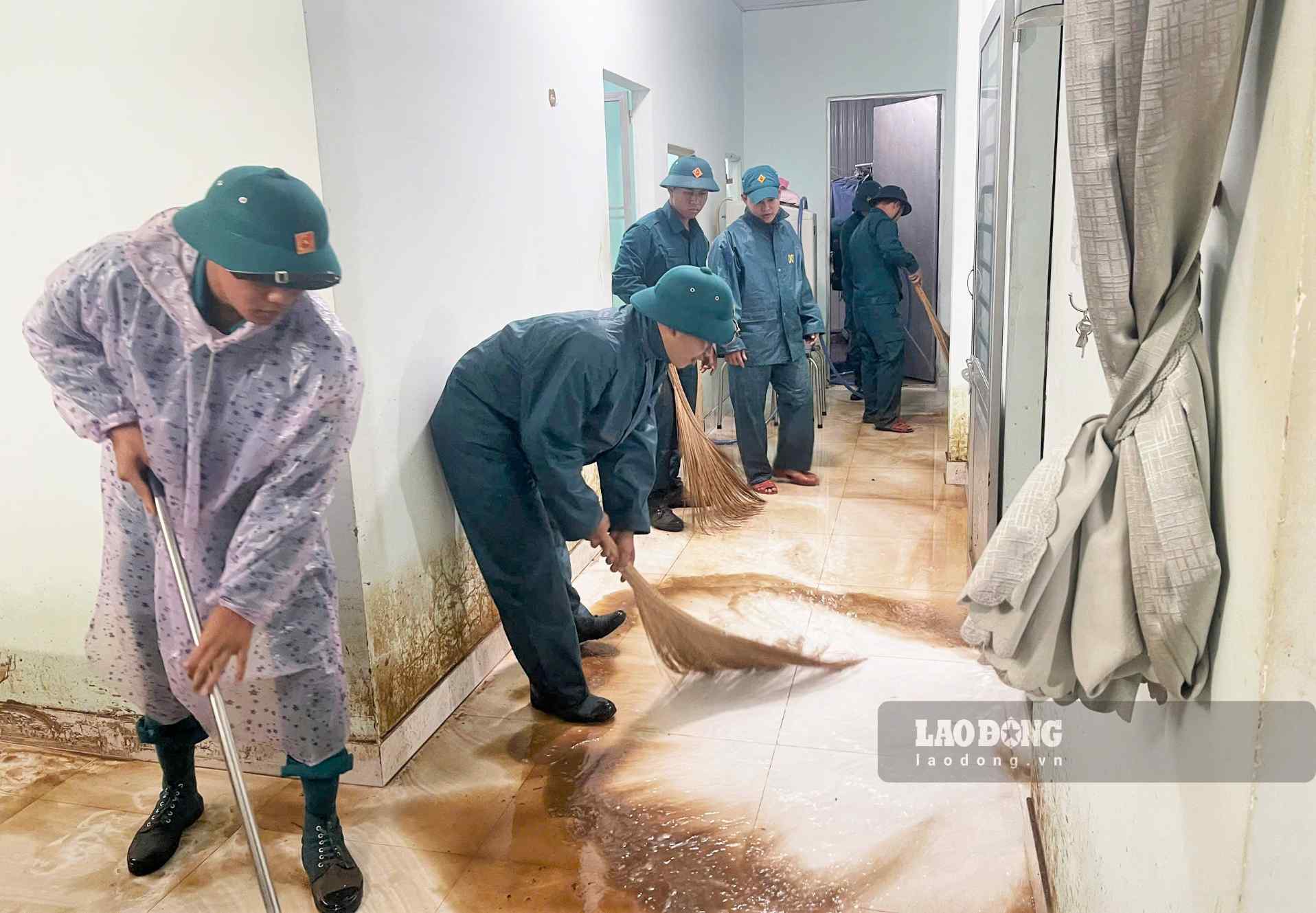 Lực lượng dân quân phường B'Lao hỗ trợ các hộ dân dọn dẹp, vệ sinh nhà cửa sau khi nước rút. Ảnh: Phúc Khánh (chụp ngày 4.10)