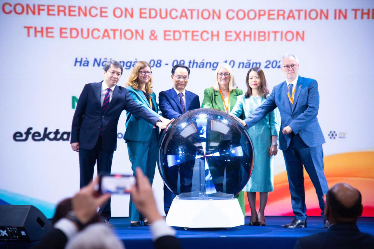 Các đại biểu tham dự thực hiện nghi thức khai mạc Triển lãm Giáo dục và Công nghệ giáo dục. (Ảnh: MOET)