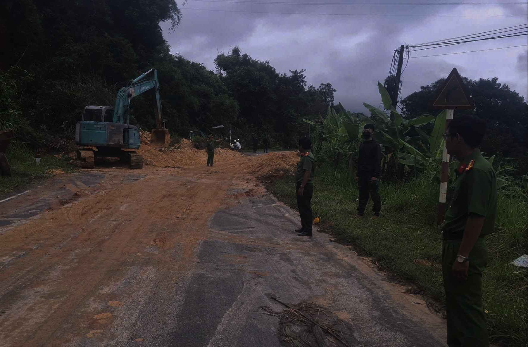 Sau nhiều nỗ lực, hiện trường sạt lở trên đèo Đa Mi (Quốc lộ 55) đã được giải phóng thông xe trở lại lúc 19h ngày 8.10. Ảnh: Trọng Thủy