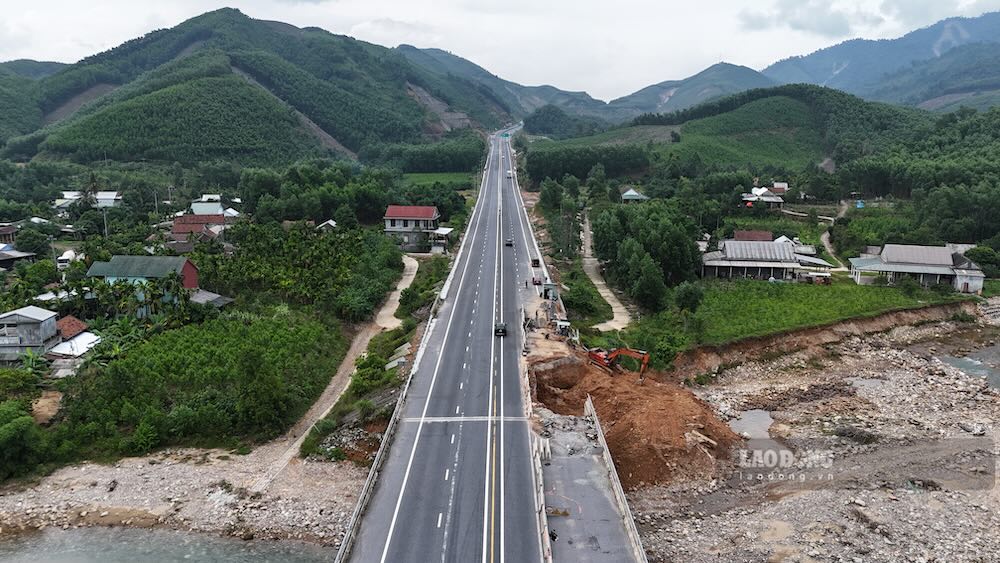 Tuy nhiên, theo ghi nhận của Báo Lao Động trong tháng 10.2026, một số vị trí taluy vẫn đang được khắc phục. Đáng chú ý, nền đường đoạn qua khu vực Thác Trượt bị nước lũ đánh vỡ, sụt lún, tạo hàm ếch lớn từ năm 2025.
