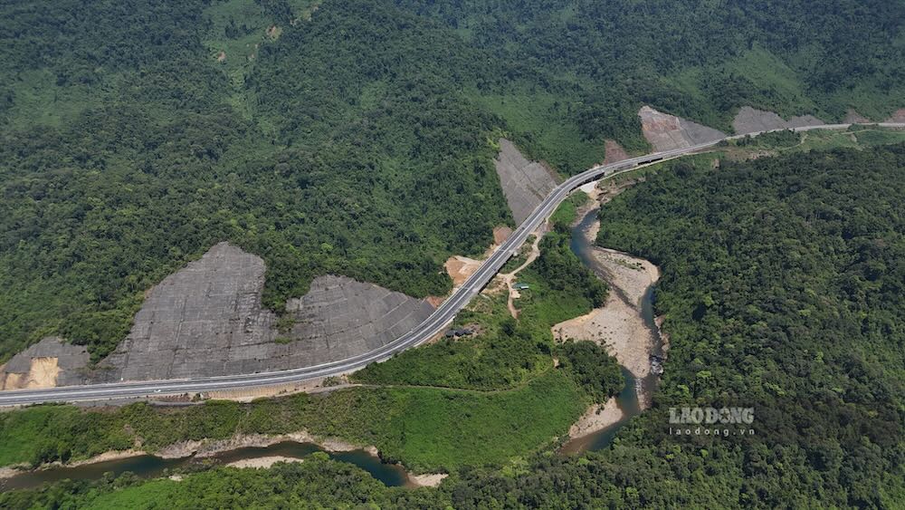 Sau các đợt mưa lũ cuối năm 2025, nhiều vị trí taluy trên cao tốc La Sơn – Hòa Liên, đoạn qua địa phận TP Huế, bị sạt lở nghiêm trọng, ảnh hưởng đến việc lưu thông trên tuyến.