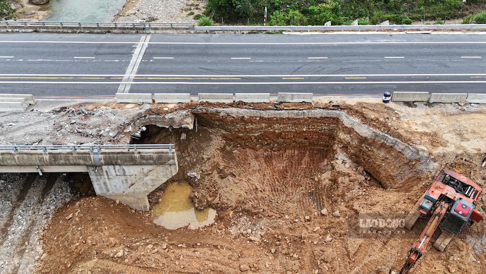 Tại khu vực Thác Trượt, đơn vị thi công đang triển khai sửa chữa vị trí nền đường bị hư hỏng nhằm khắc phục hậu quả thiên tai.
