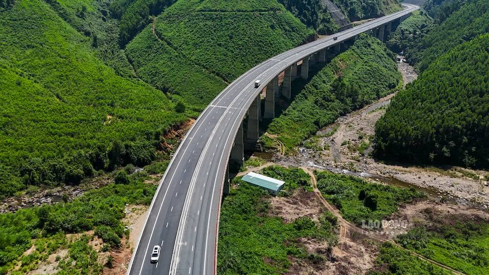 Trong thời gian tiếp tục hoàn thiện, tốc độ tối đa được giới hạn ở 60km/h; xe tải trên 6 trục và xe khách trên 9 chỗ chưa được phép lưu thông.
