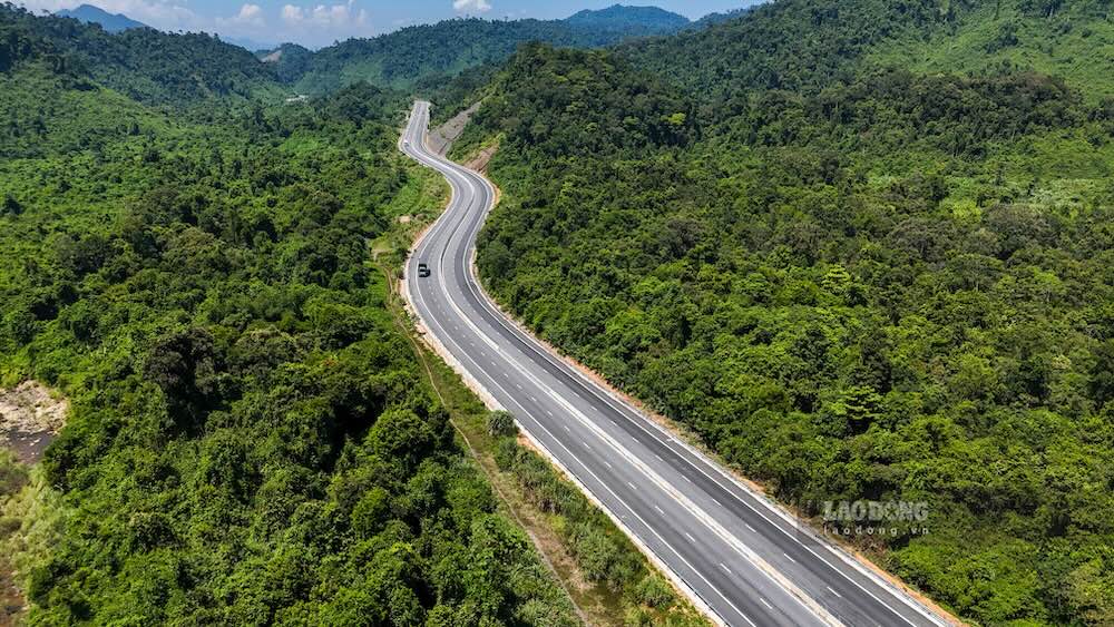 Cao tốc La Sơn - Hòa Liên dài khoảng 65km, kết nối cao tốc Cam Lộ - La Sơn tại TP Huế với cao tốc Hòa Liên - Túy Loan tại TP Đà Nẵng, giữ vai trò quan trọng trên trục giao thông Bắc - Nam.