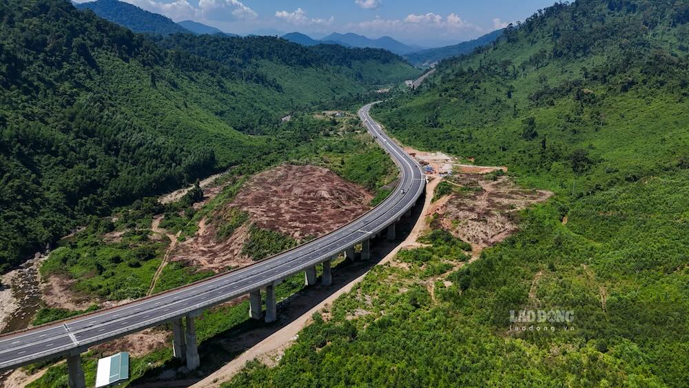 Những ngày tháng 10.2026, cao tốc La Sơn - Hòa Liên (đoạn qua địa phận TP Huế) khoác lên diện mạo mới sau hơn một năm triển khai mở rộng. Mặt đường được thảm nhựa, kẻ vạch phân làn.
