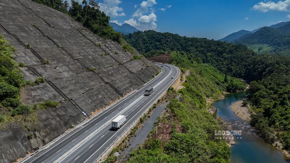 Từ trên cao, tuyến đường rộng rãi với 4 làn xe, hai chiều được phân cách bằng dải phân cách cứng. Những khúc cua mềm mại men theo sườn núi tạo nên cảnh quan ấn tượng.