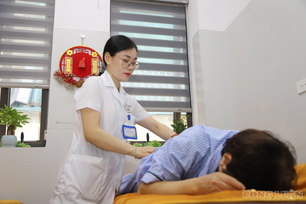 Thực tế, một số địa phương đã hình thành cộng đồng hành nghề Đông y gắn với sinh kế và hoạt động trải nghiệm văn hóa bản địa. Tại Ba Vì (Hà Nội) và một số địa phương khác, nhiều lương y duy trì nghề, đồng thời kết nối hoạt động khám, chữa bệnh với du lịch. clo_br_img-6343.jpg