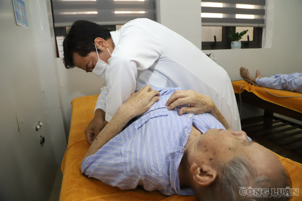 Tỷ lệ khám, chữa bệnh bằng y học cổ truyền hoặc kết hợp y học cổ truyền với y học hiện đại được đặt mục tiêu đạt tối thiểu 10% ở cấp chuyên sâu, 20% ở cấp cơ bản và 30% ở cấp ban đầu. clo_br_img-6353.jpg