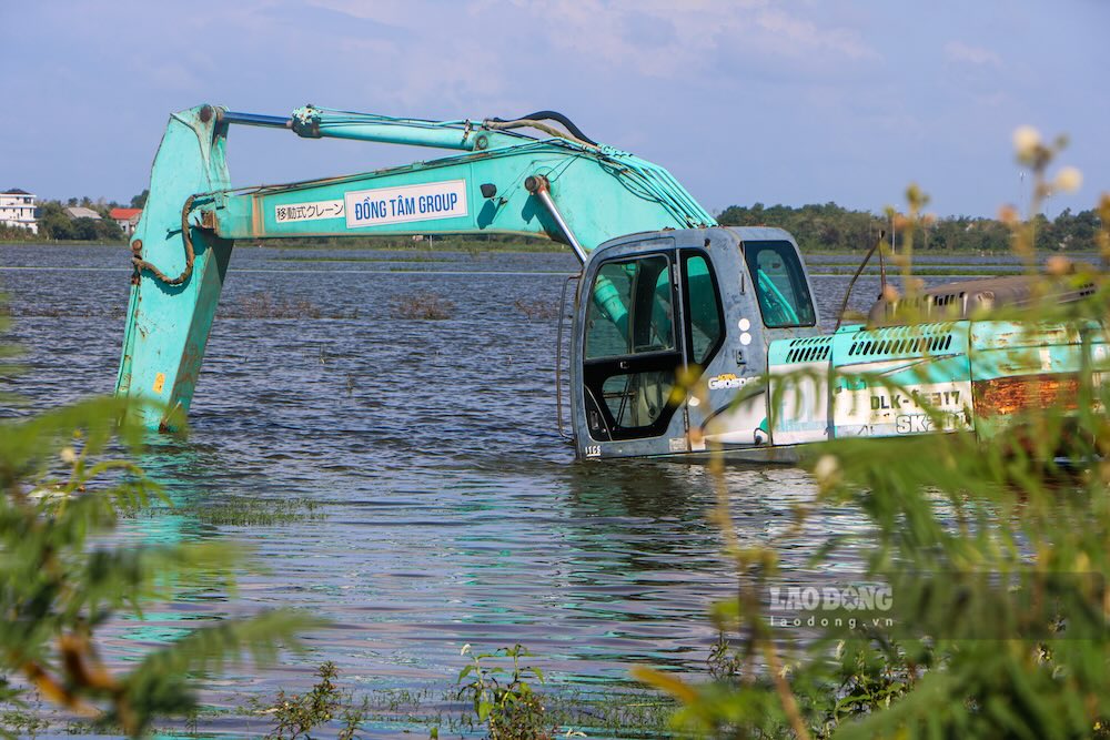 Máy móc thi công nằm giữa khu vực ngập nước tại công trường dự án đường Tố Hữu nối dài (ảnh chụp tháng 10.2026). Ảnh: Nguyễn Luân