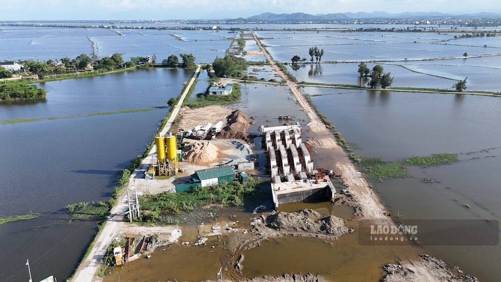 Một hạng mục cầu tại dự án đang thi công dang dở thì tạm dừng vì điều kiện địa hình ngập nước (ảnh chụp tháng 10.2026). Ảnh: Phúc Đạt