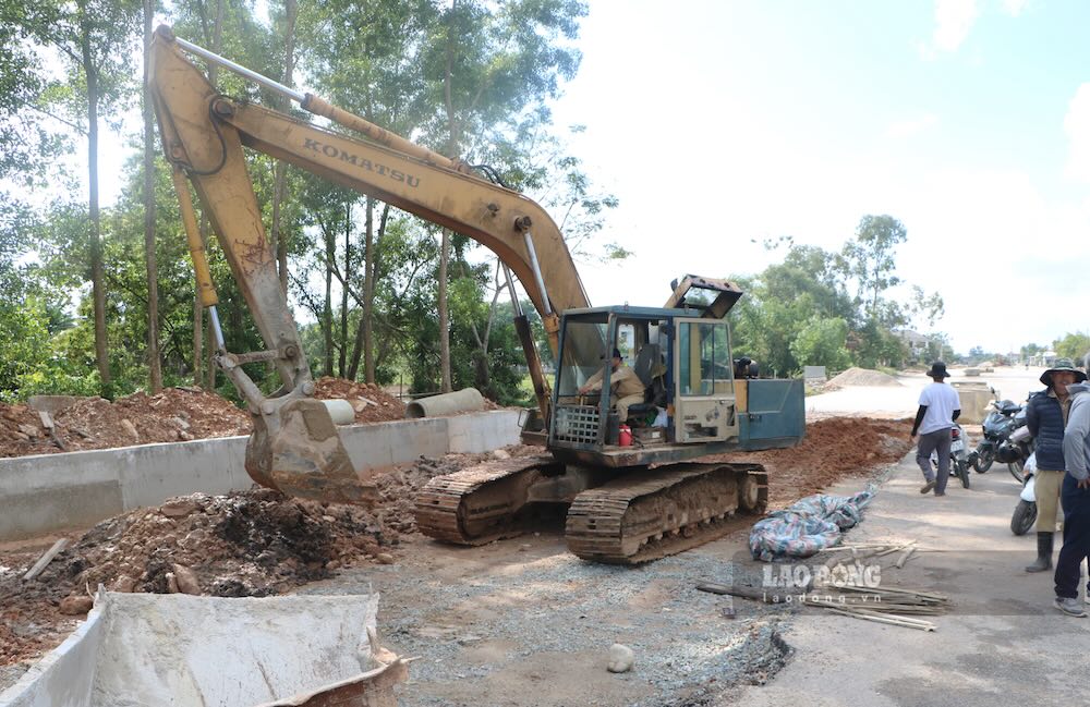 Máy móc, công nhân làm việc tại gói thầu số 20 đoạn qua phường Phú Bài (ảnh chụp tháng 10.2026). Ảnh: Nguyễn Luân