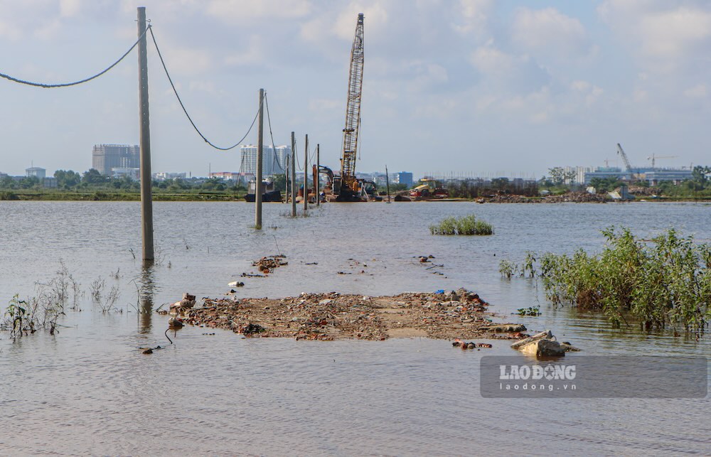 Đường công vụ dẫn vào khu vực thi công bị ngập nước, khiến phương tiện và máy móc khó tiếp cận công trường (ảnh chụp tháng 10.2026). Ảnh: Phúc Đạt