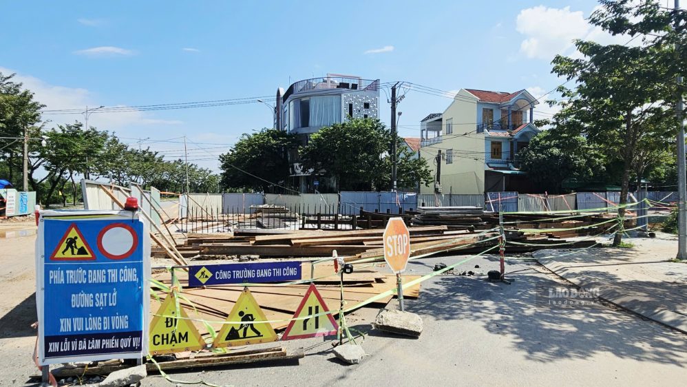 Nhiều vị trí công trường vắng bóng công nhân dù dự án đã quá hạn, mới đạt 32% giá trị hợp đồng. Ảnh: Nguyễn Hoàng chụp 16.10