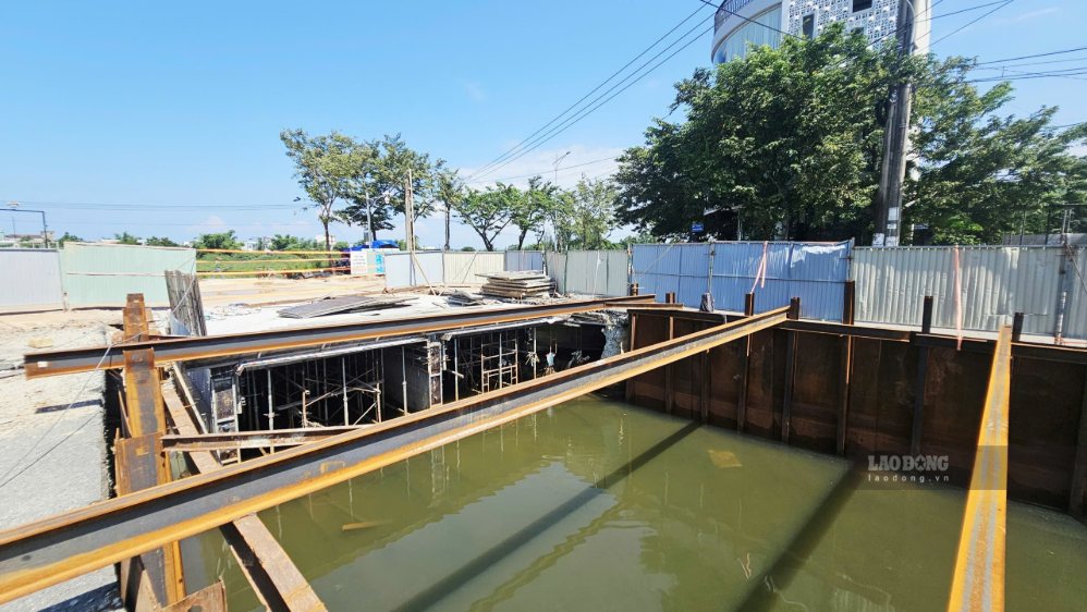 Những hố đào sâu 2-3m ngập nước giữa khu dân cư, tiềm ẩn nguy cơ tai nạn trong mùa mưa bão. Ảnh: Nguyễn Hoàng chụp 16.10