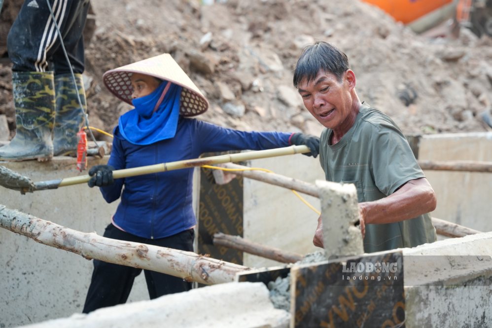 Công nhân thi công hạng mục hào kỹ thuật dự án đường nối Phạm Hùng - Lê Đức Thọ. Ảnh: Hương Giang