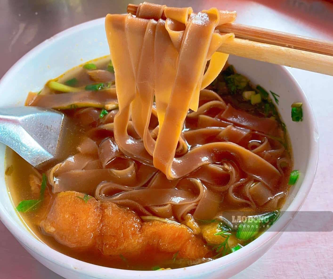 Bát bánh đa cua chứa gạch cua và hải sản giàu purin. Người bị axit uric cao nên bổ sung nhiều rau xanh để giảm hấp thu. Ảnh: Trà My