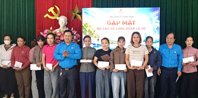 Công đoàn xã Thăng Bình, Đà Nẵng trao quà hỗ trợ nữ đoàn viên, người lao động khó khăn