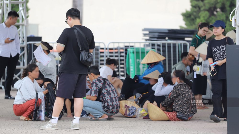 Trước tình trạng nhiều người gom, thu mua số lượng lớn vòng concert, không ít người hâm mộ lo ngại việc này có thể tạo kẽ hở để phe vé đẩy giá vé và vòng lên cao, gây khó khăn cho những khán giả có nhu cầu tham dự chương trình. Ảnh: Minh Vũ