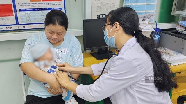 Dịch cúm gia tăng, bác sĩ lưu ý về thời điểm tiêm vaccine cho trẻ