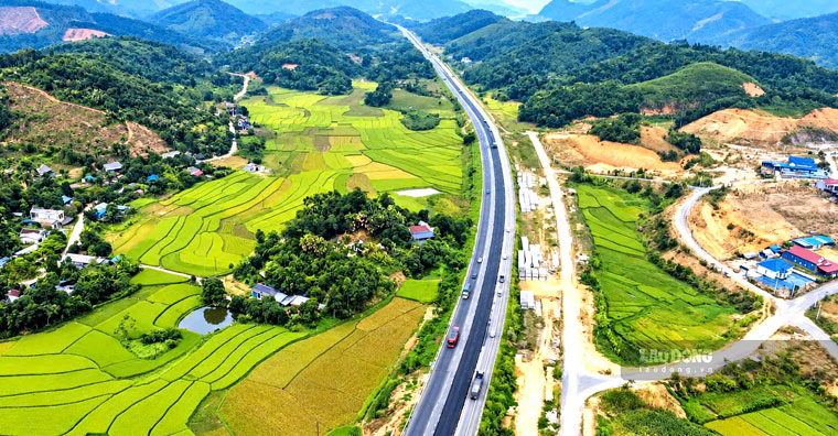 Dự án mở rộng cao tốc Nội Bài – Lào Cai, đoạn Yên Bái - Lào Cai dài hơn 121 km. Ảnh: Duy Dũng