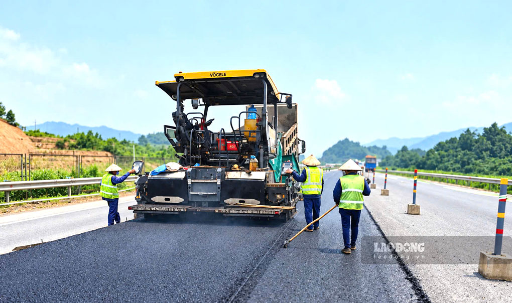 Nhiều đoạn đang được thảm nhựa bê tông mặt đường.