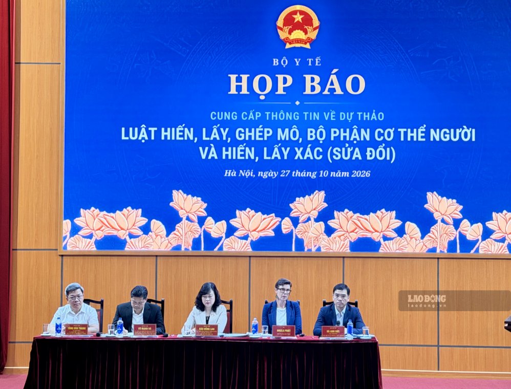 Bộ trưởng Bộ Y tế chủ trì cuộc họp báo. Ảnh: Thùy Linh