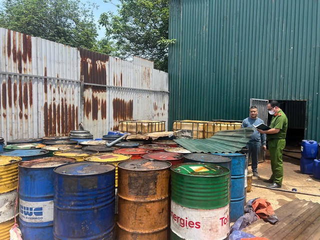 Bên trong một cơ sở xả dầu thải nguy hại gây ô nhiễm môi trường bị CA Hà Nội phát hiện. (Ảnh: V.Sơn)