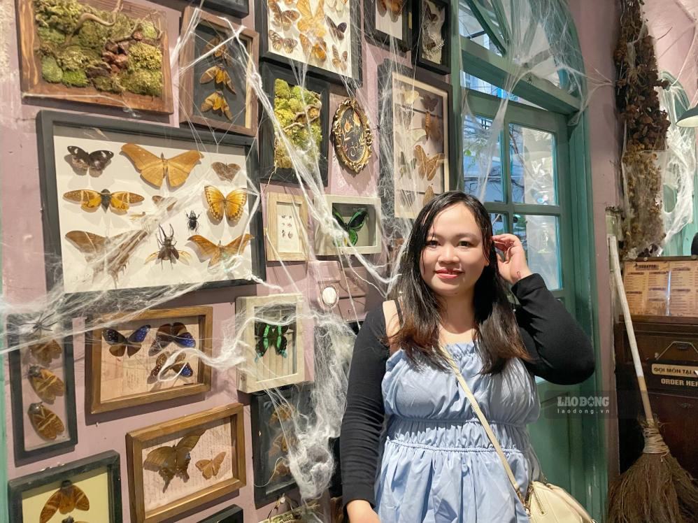 Chị Phương (25 tuổi, một khách hàng ghé quán) chia sẻ: “Mình tình cờ biết được quán thông qua Tiktok, vì rất ấn tượng với cách trang trí nên mình đã rủ bạn bè cùng tới đây. Mình khá bất ngờ khi đến trực tiếp vì không gian được đầu tư tỉ mỉ, độc đáo. Hầu như góc nào trong quán cũng có thể trở thành background để chụp ảnh đẹp”.