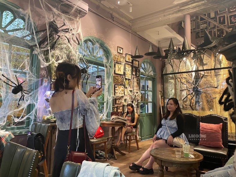 Khách hàng tranh thủ chụp ảnh tại các góc trang trí.