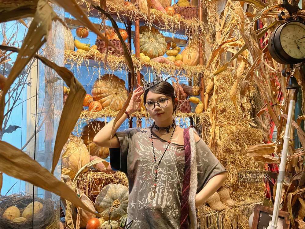 Tranh thủ những ngày cận Halloween, chị Trang (23 tuổi, Hà Nội) cũng ghé quán để trải nghiệm không gian trang trí theo chủ đề lễ hội.