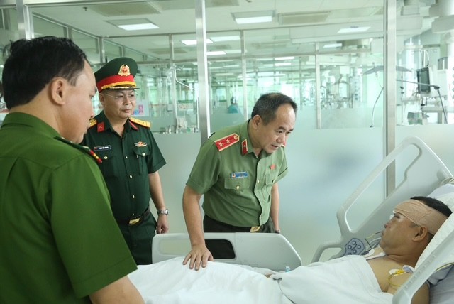 Đồng chí Giám đốc CATP ân cần hỏi thăm tình hình sức khỏe Đại úy Lê Đình Công Đồng chí Giám đốc CATP ân cần hỏi thăm tình hình sức khỏe Đại úy Lê Đình Công