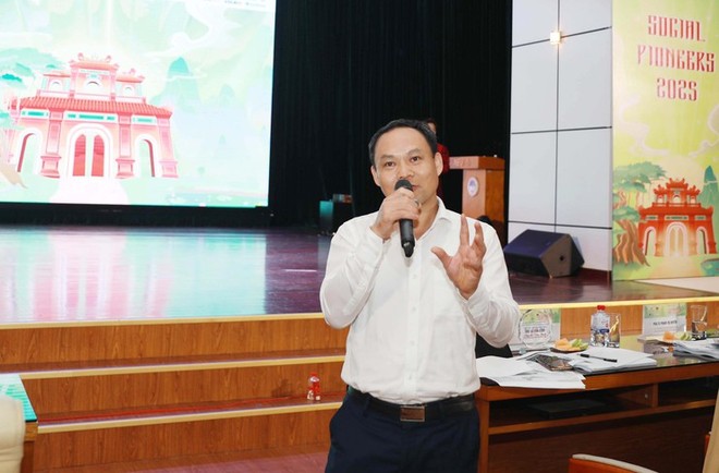 Ông Lê Văn Bính, Bí thư Đảng ủy xã Phượng Dực trao đổi với các bạn sinh viên tại Cuộc thi