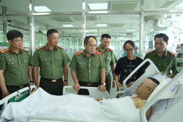 Đồng chí Giám đốc CATP động viên thân nhân Đại úy Lê Đình Công Đồng chí Giám đốc CATP động viên thân nhân Đại úy Lê Đình Công