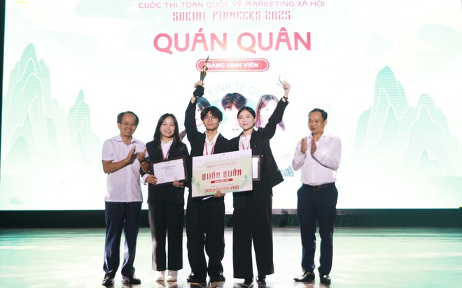 Ban tổ chức trao giải Quán quân cho đội Sắc màu Bảng sinh viên