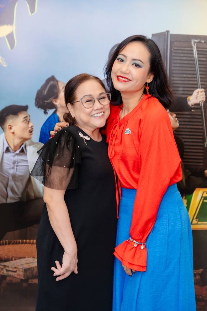 Nghệ sĩ Ái Như và diễn viên Hồng Ánh dù cùng nhau diễn ở sân khấu kịch Thái Thanh nhiều năm nay nhưng đây cũng là lần đầu tiên cùng đóng phim điện ảnh