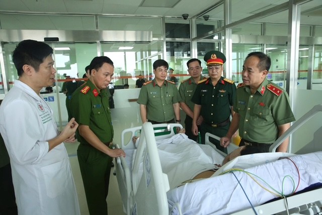 Các đồng chí lãnh đạo CATP trao đổi với bác sỹ về tình hình sức khỏe của Đại úy Lê Đình Công Các đồng chí lãnh đạo CATP trao đổi với bác sỹ về tình hình sức khỏe của Đại úy Lê Đình Công