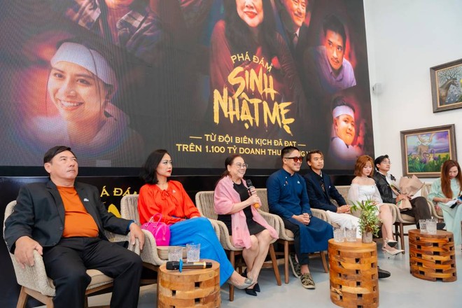 Nghệ sĩ Ái Như và ekip "Phá Đám: Sinh nhật Mẹ" chia sẻ cùng báo giới