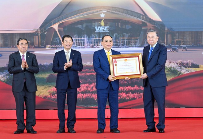 Tổng Bí thư Tô Lâm thay mặt lãnh đạo Đảng, Nhà nước trao tặng Huân chương Lao động hạng Nhất cho ông Phạm Nhật Vượng - Chủ tịch Tập đoàn Vingroup vì thành tích đặc biệt xuất sắc của Tập đoàn tại Trung tâm Hội chợ Triển lãm quốc gia.