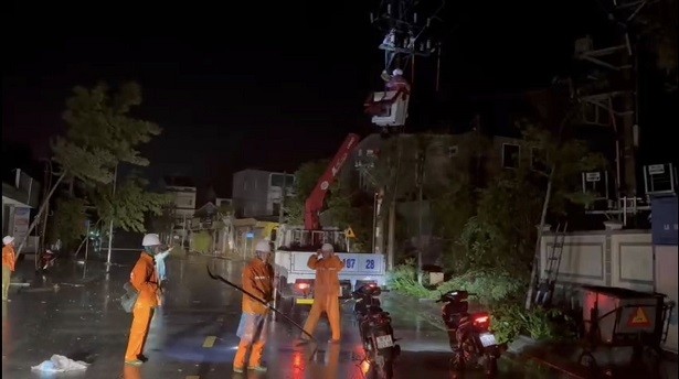 Cán bộ nhân viên EVNNPC khắc phục các sự cố điện do bão số 5 Cán bộ nhân viên EVNNPC khắc phục các sự cố điện do bão số 5