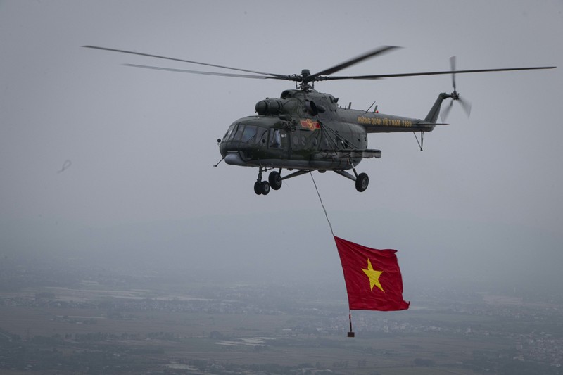 Biên đội trực thăng mang theo cờ Tổ quốc
