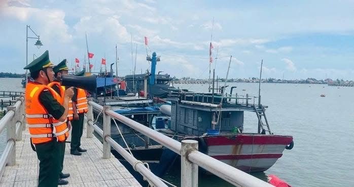 Các địa phương cấm biển và kêu gọi tàu thuyền vào bờ tránh bão Các địa phương cấm biển và kêu gọi tàu thuyền vào bờ tránh bão